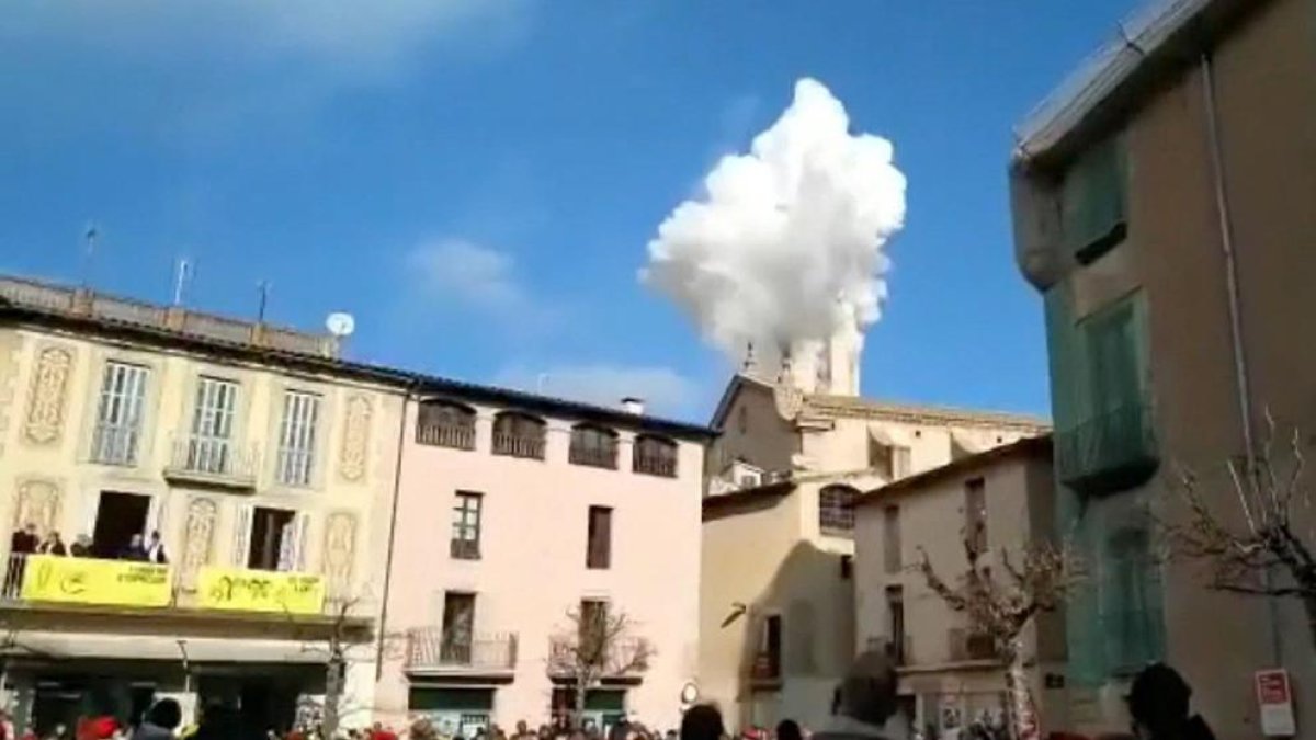 Els serveis mèdics atenen un dels ferits en l’explosió del campanar de Centelles.