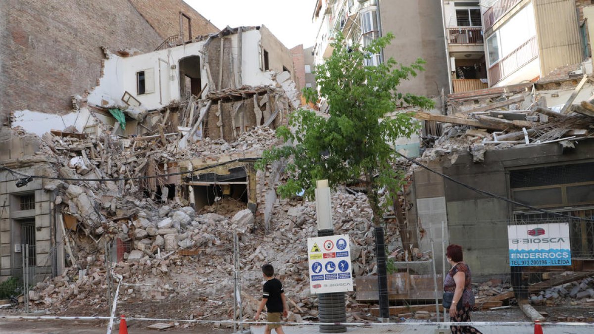 Estat actual de la demolició dels edificis a la cantonada de Prat de la Riba i Príncep de Viana.