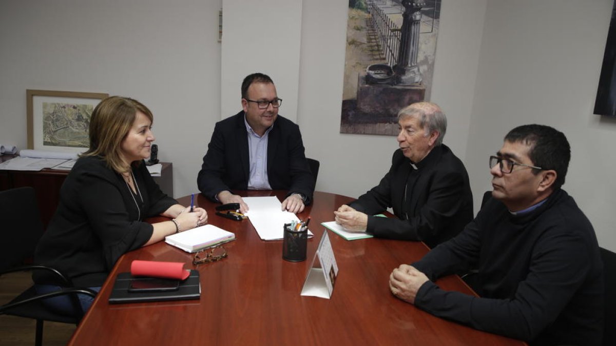 Pujol, Gilart, Giménez i el mossèn d’Alpicat durant la reunió.