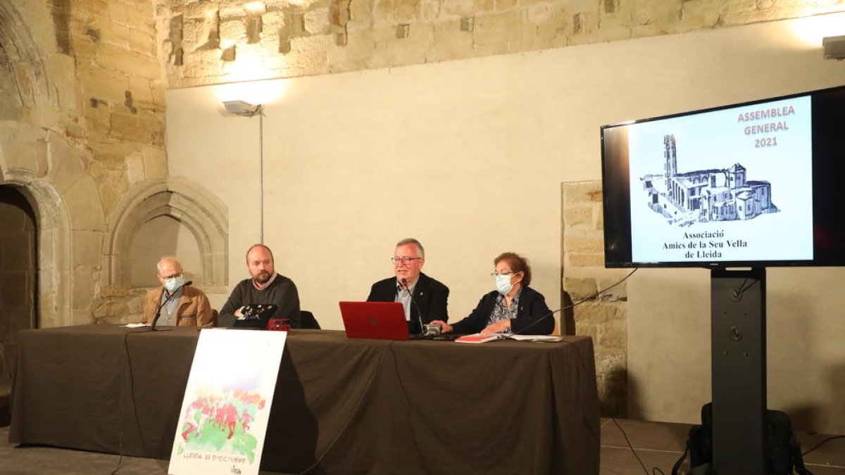 La junta de l’entitat, ahir a l’assemblea a la Seu Vella.