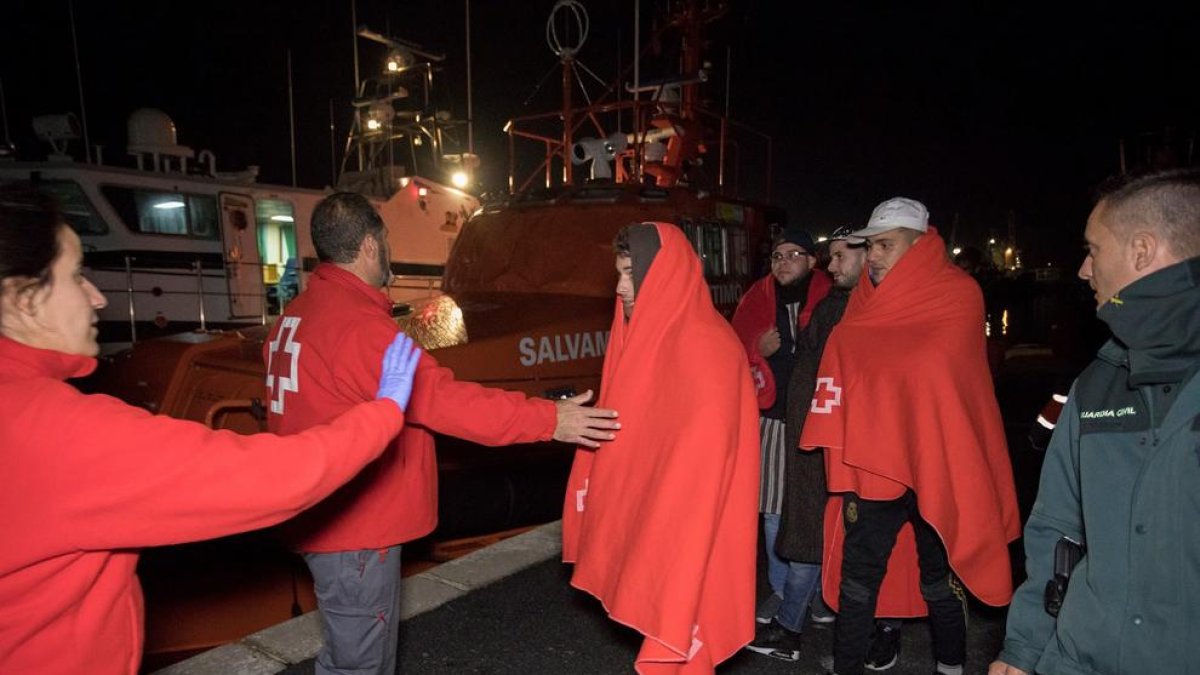 Immigrants rescatats d’una pastera dissabte a Motril.