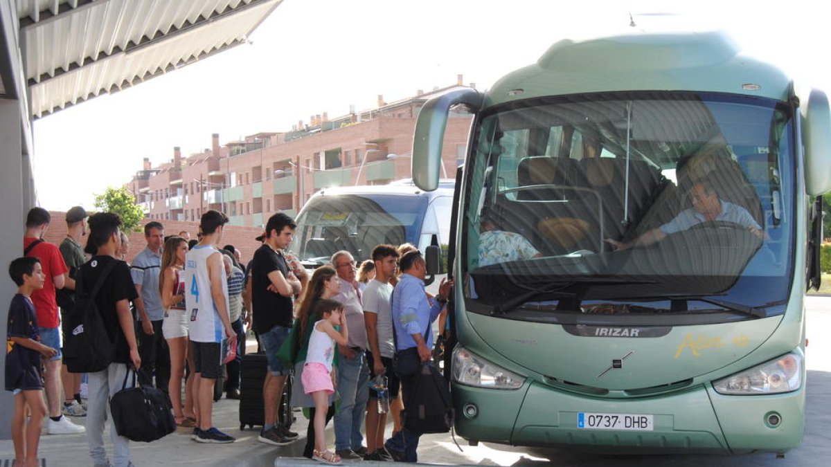Els usuaris afectats al pujar a Mollerussa a l’autocar que anava cap a Cervera.
