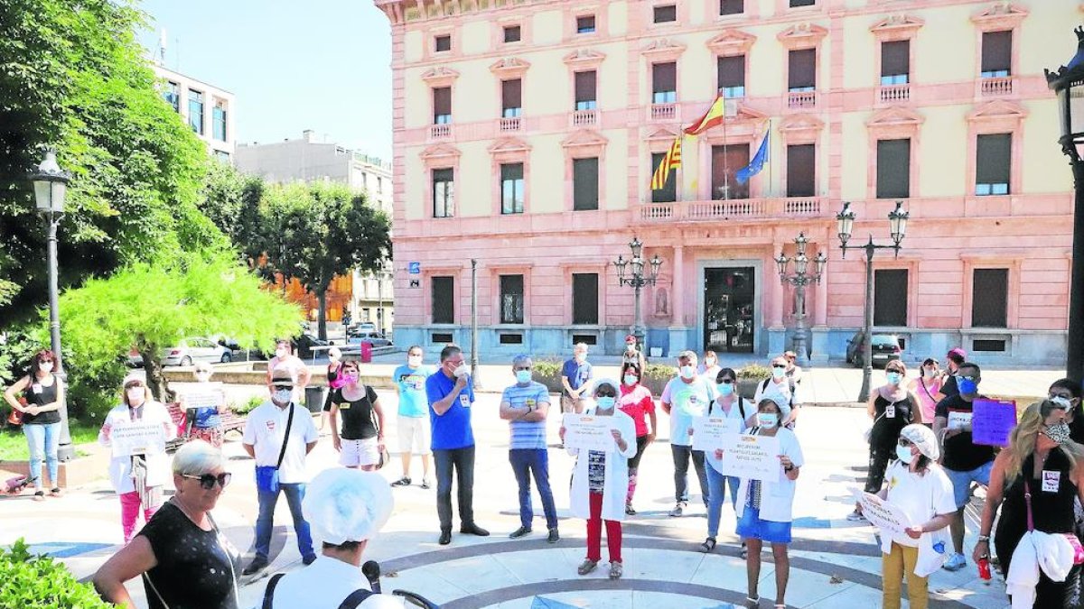 Protesta ante la subdelegación del Gobierno estatal en Lleida.