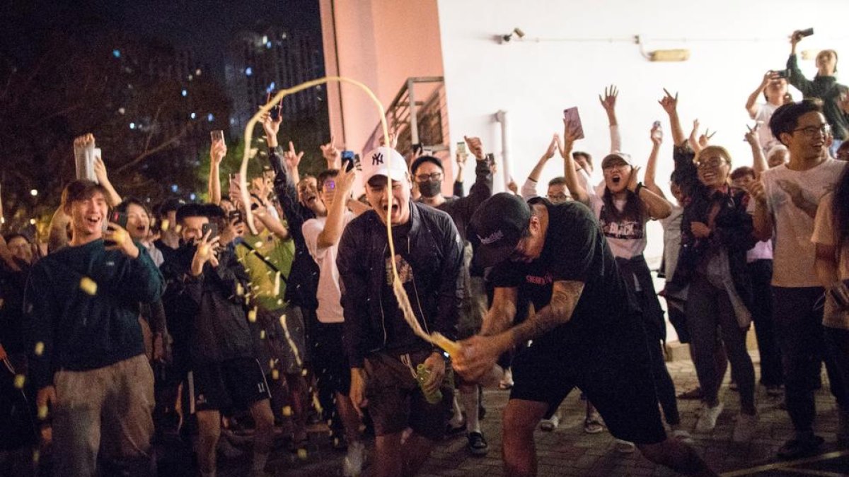 Los prodemócratas han logrado una amplia victoria en las elecciones locales de Hong Kong.