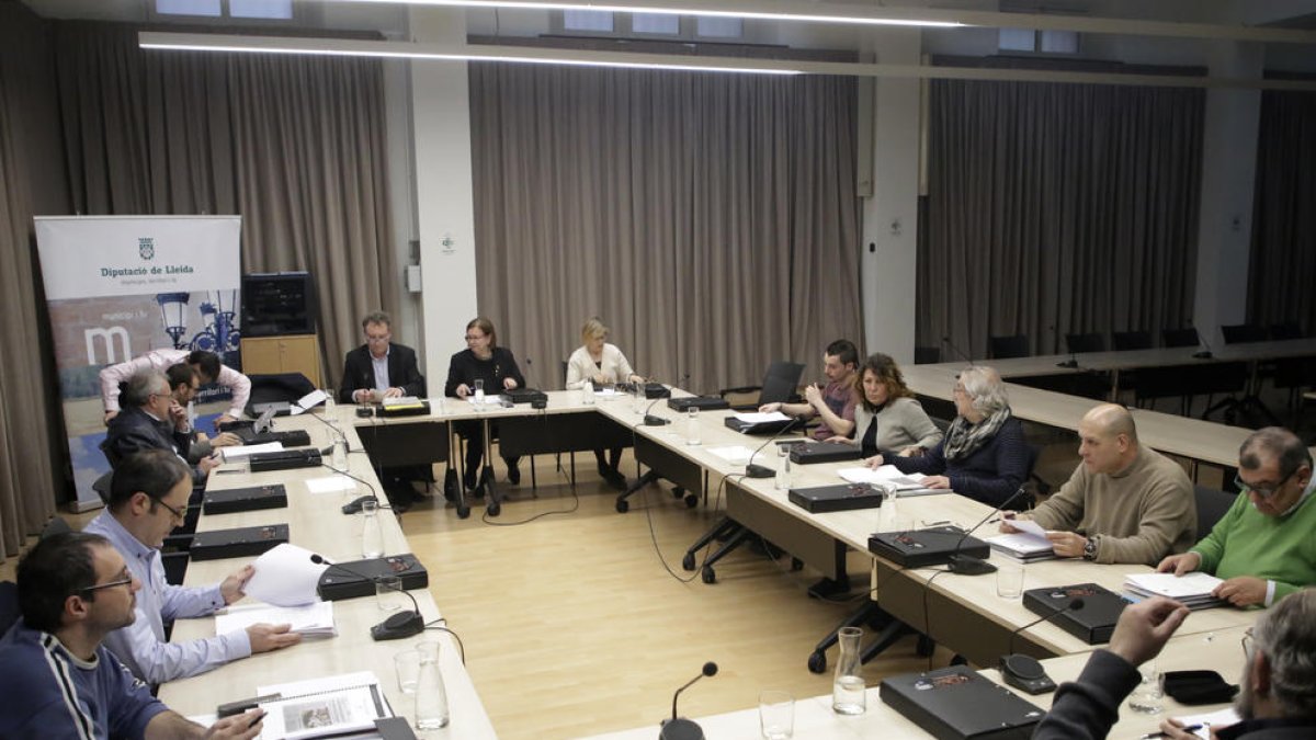 Els membres del patronat de la fundació Julià Carbonell es van reunir ahir a la Diputació.