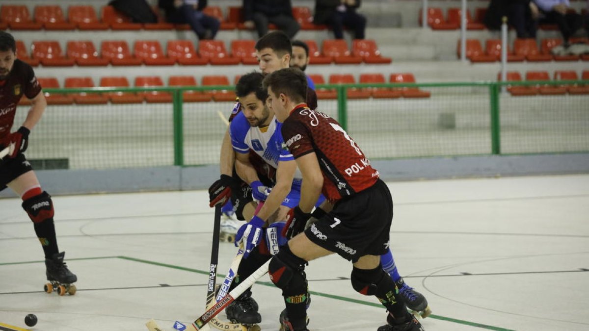 Oriol Vives pugna con Pol Manrubia, que marcó tres goles.