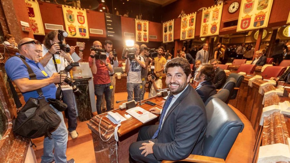 Fernando López Miras durant la primera sessió del debat d’investidura a Múrcia.