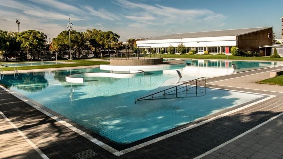 Imatge de la piscina gran del complex municipal.