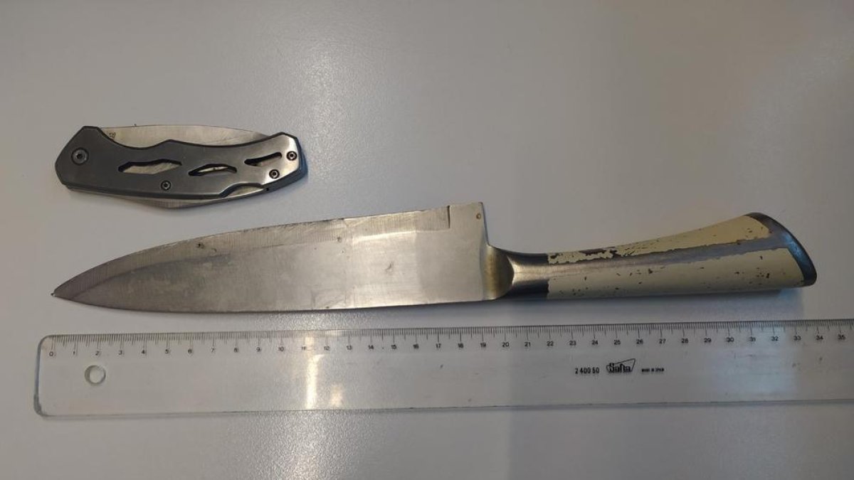 Imagen de las armas decomisadas por la Guardia Urbana, una navaja y un cuchillo de 34 centímetros.