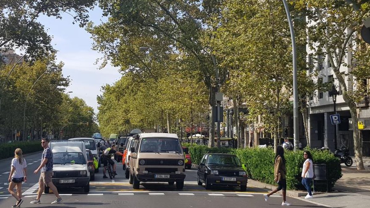 Uns 600 cotxes antics protesten pel veto de Colau a circular