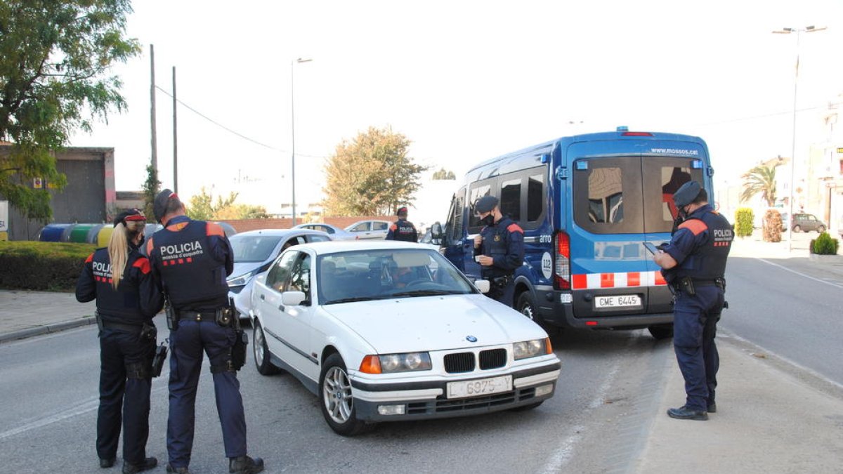 Un control de los Mossos d’Esquadra durante la jornada de ayer en Mollerussa.