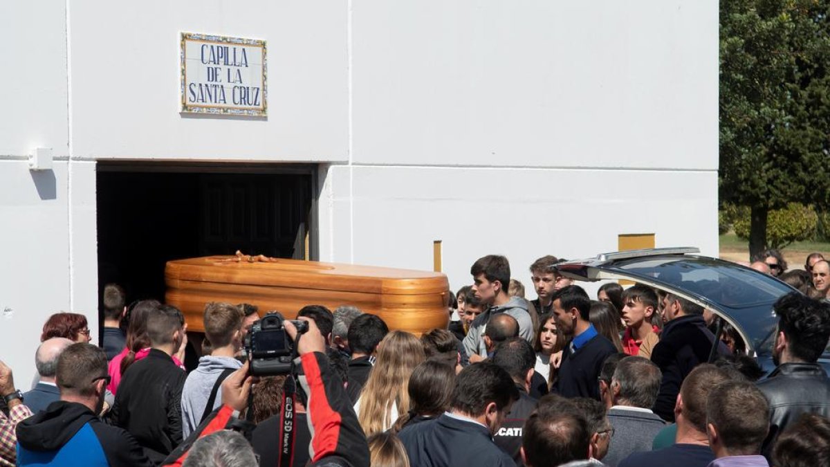 Familiars i amics van acompanyar el fèretre de Marcos a Rota.
