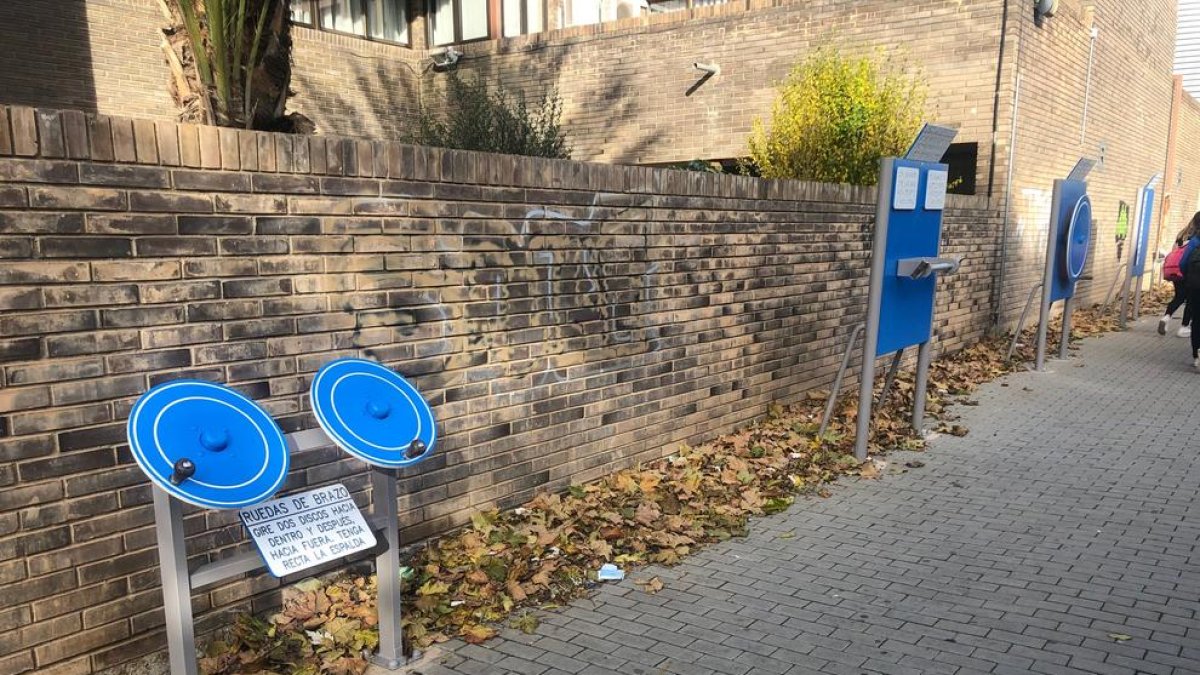 Los aparatos para hacer gimnasia que el consistorio ha repintado.