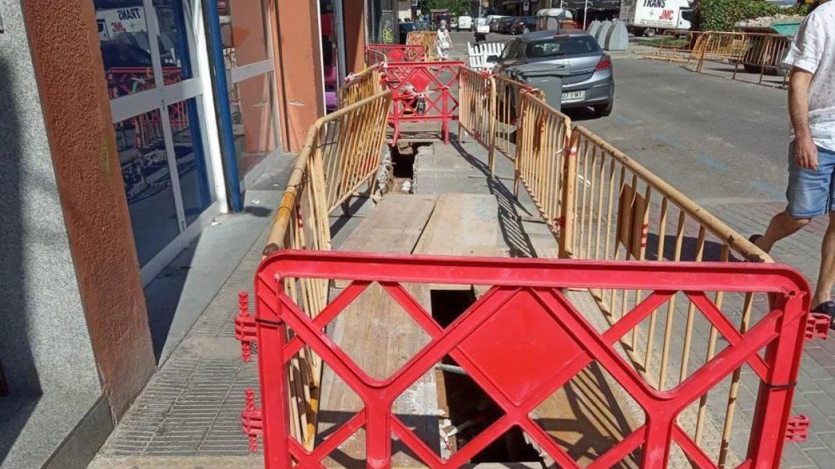 Una vorera intransitable per obres.