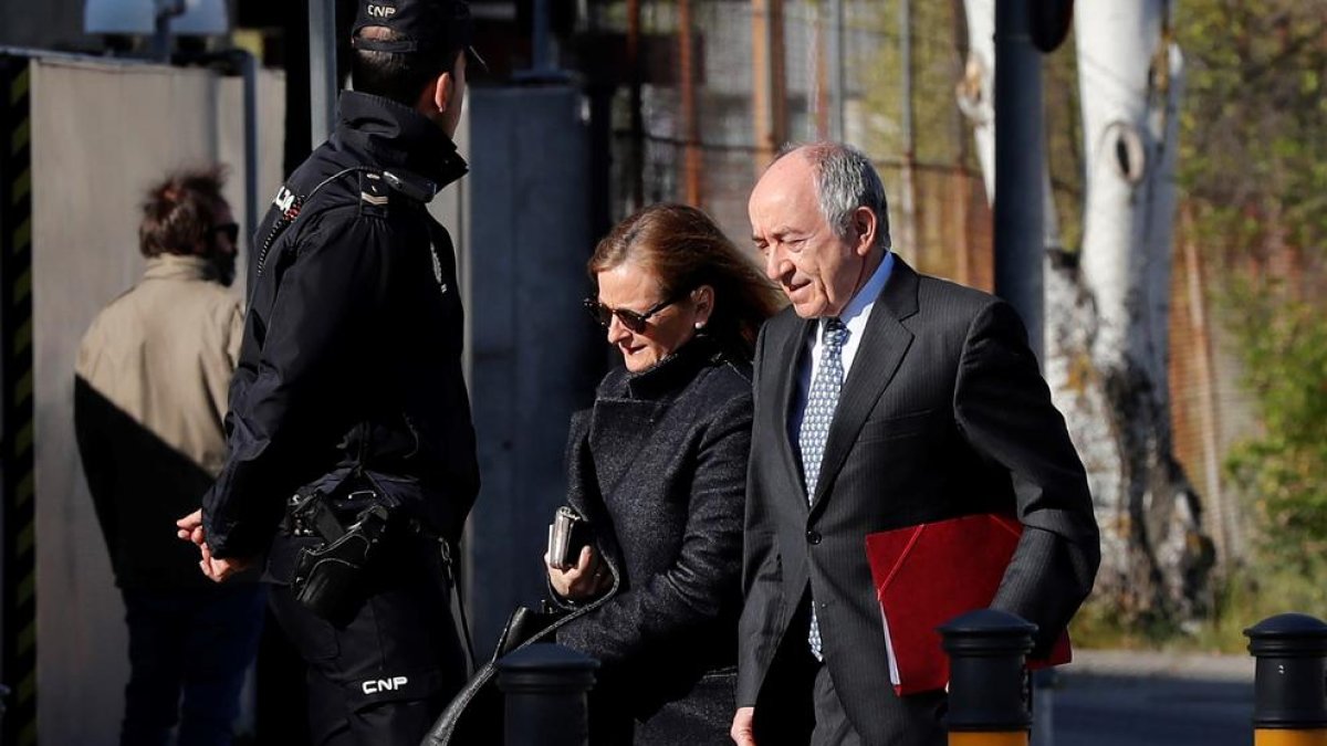 Miguel Ángel Fernández Ordóñez, a su llegada a la Audiencia.