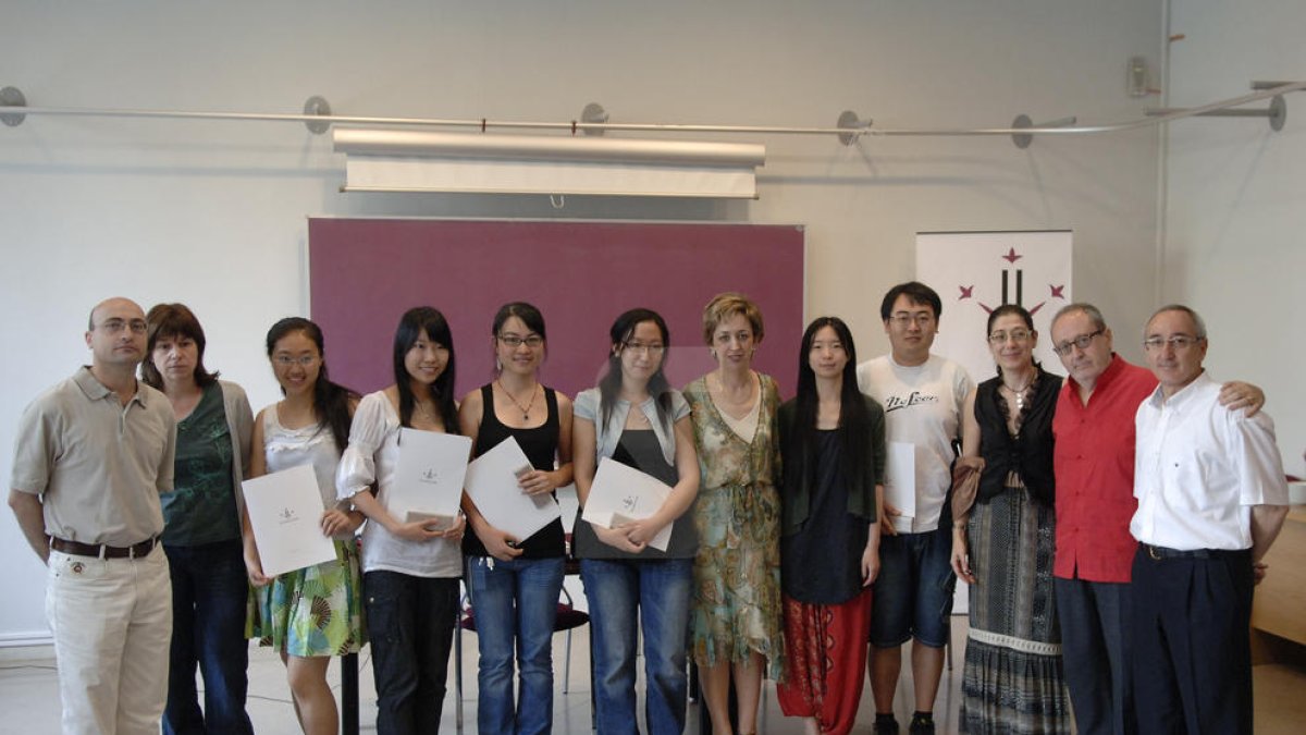 Zhao Mon, primera noia xinesa a l'esquerra de la imatge, amb professorat de la facultat de Lletres i altres estudiants xineses