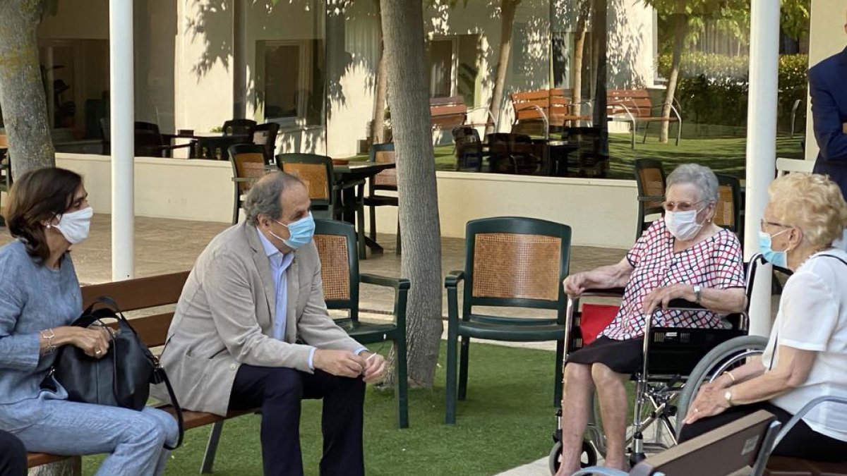 Quim Torra i la seua dona van conversar uns 20 minuts amb Pepa Moixí i Clotilde Brau.