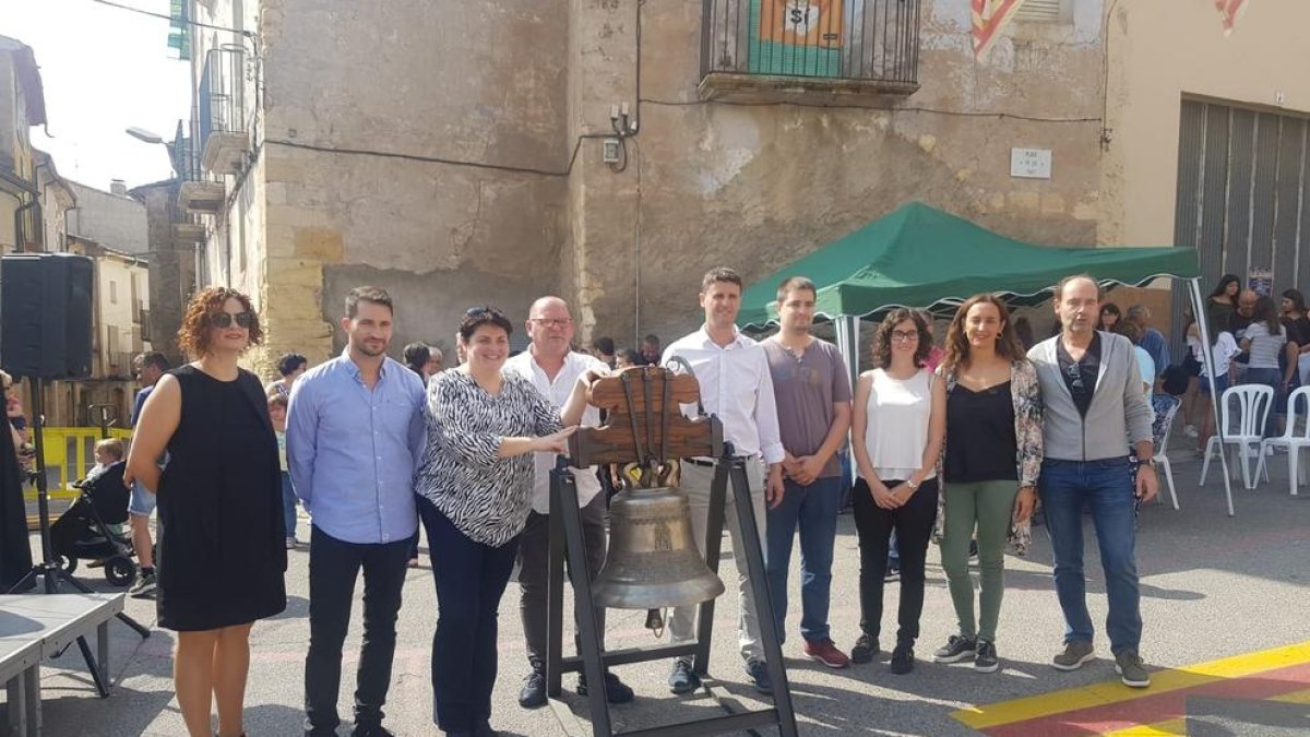 Membres dels dos pobles amb la campana de Santa Maria.