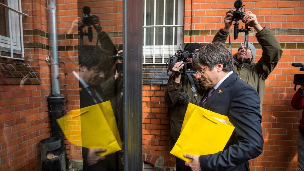 Puigdemont, ahir, a la porta de la presó de Neumünster, per on va sortir en llibertat l’abril del 2018.