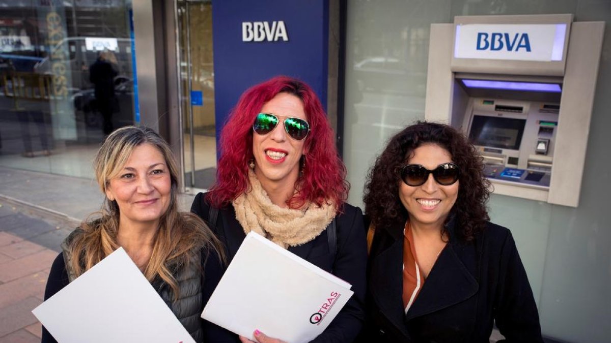 Integrants d’OTRAS a l’entrada de l’Audiència Nacional.