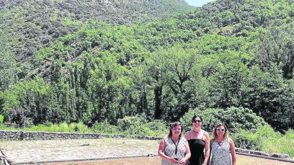 Blasco, en el centro, ayer durante su visita a Gerri de la Sal.