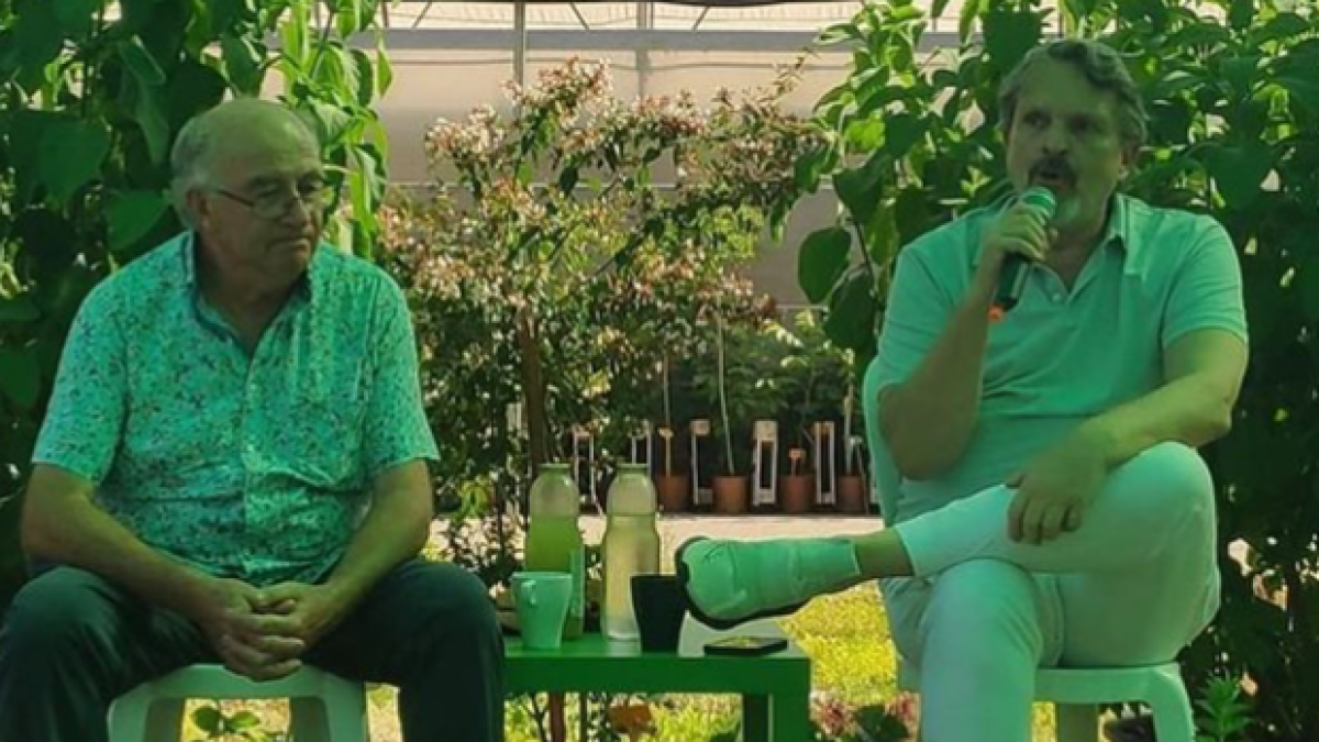 Miguel Bosé, reconocido negacionista, intervino en un acto organizado por Josep Pàmies (izquierda).