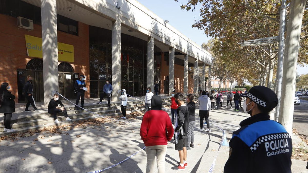 Alumnos esperando para hacerse la prueba en el pabellón Onze de Setembre de Lleida.