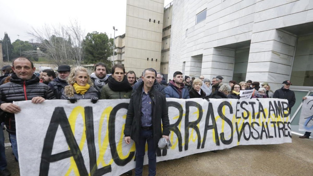 A Serra li van donar suport nombrosos veïns al gener al jutjat.