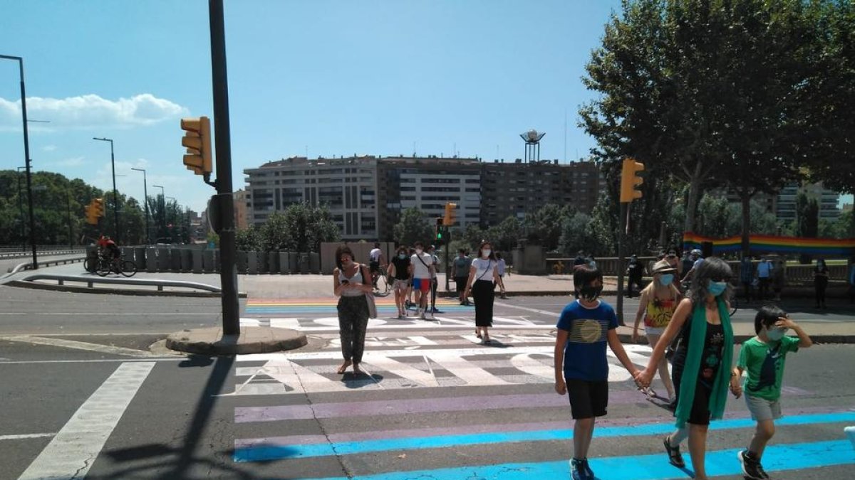 El paso de peatones de Blondel donde la artista urbana Lily Brik ha pintado el lema “amor es amor” y los colores de la bandera arco iris.