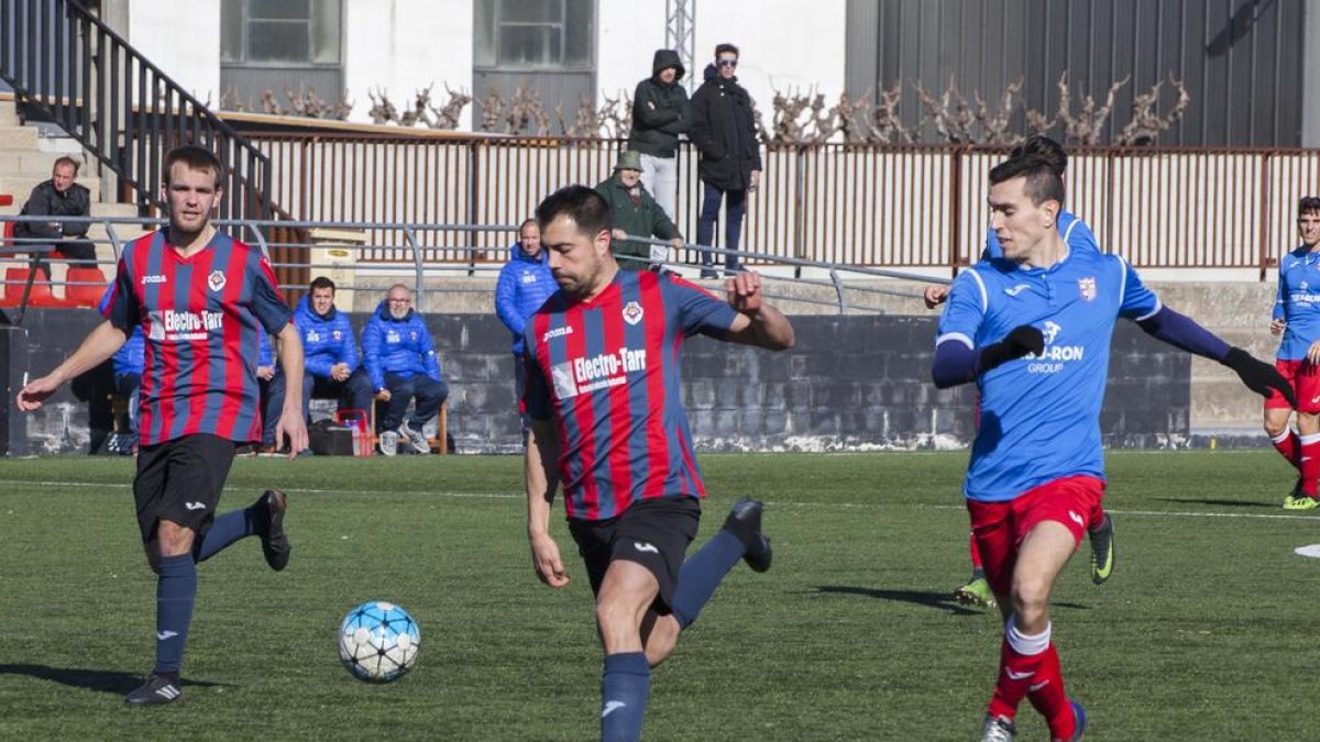Un jugador del Tàrrega intenta el xut en una acció de l’encontre disputat al Joan Capdevila.