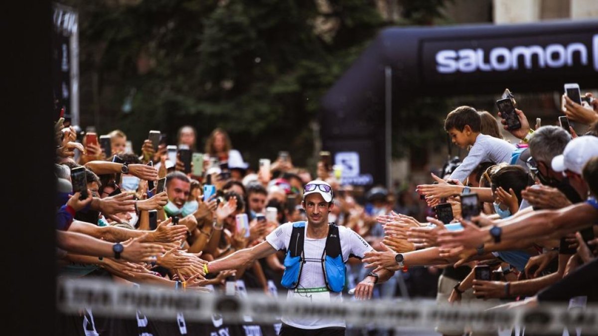 Kilian Jornet saluda al entrar en la meta al numeroso público que se dio cita en Bagà.
