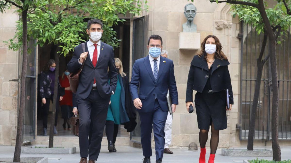 Jordi Puigneró, Pere Aragonès y Laura Vilagrà se dirigen a la reunión del Consell Executiu.