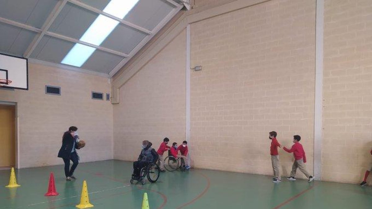 Los alumnos recorrieron un circuito con silla de ruedas.