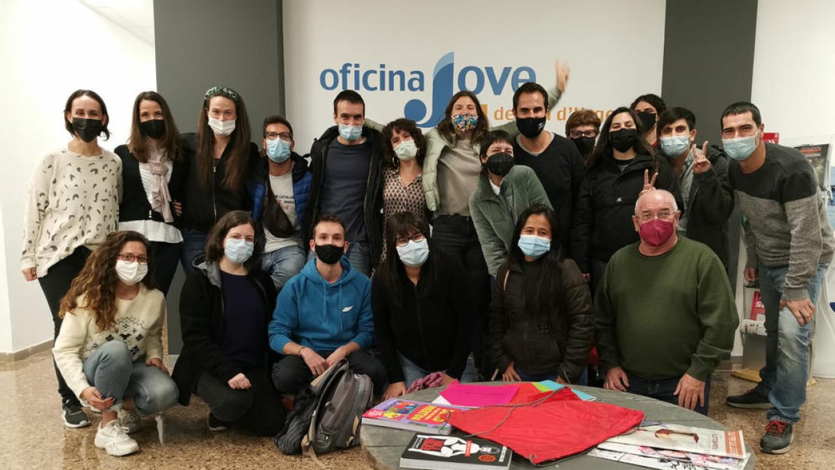 Los jóvenes, con los técnicos de la oficina.