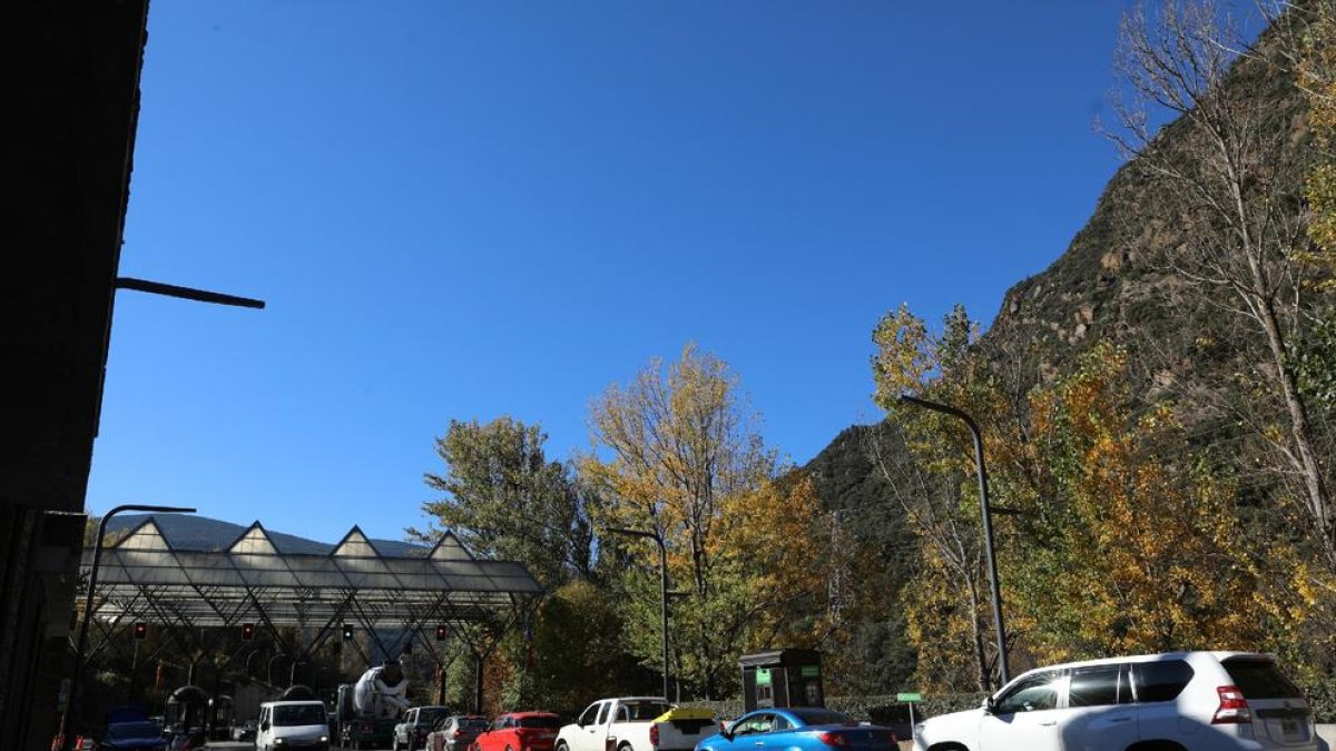 Imagen de las colas que se registraron ayer en la frontera entre Lleida y Andorra.