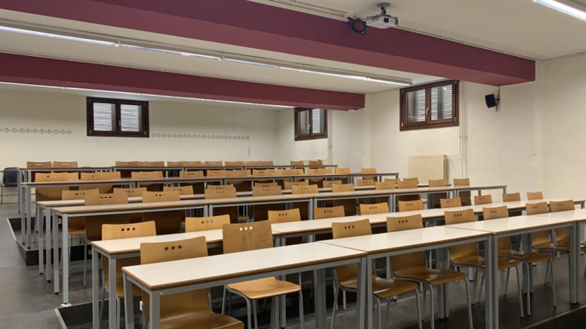 Un aula de la UdL vacía.