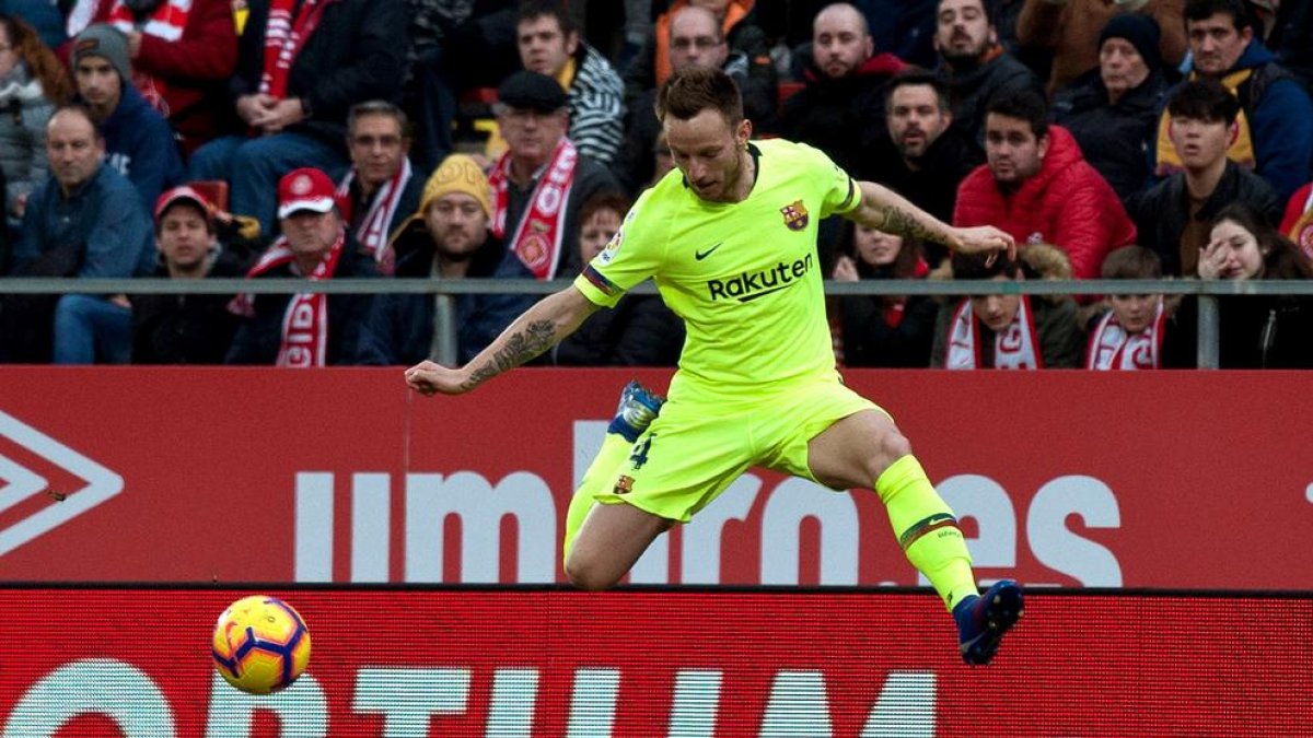 Semedo celebra amb Busquets i Messi el seu primer gol blaugrana.
