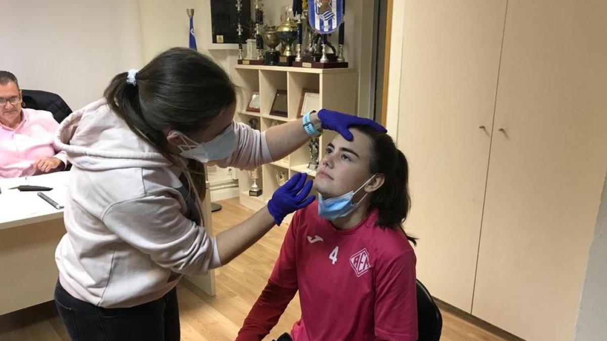 Nadia Dopico durante el test de antígenos que es rápido y permite tener el resultado en 15 minutos.