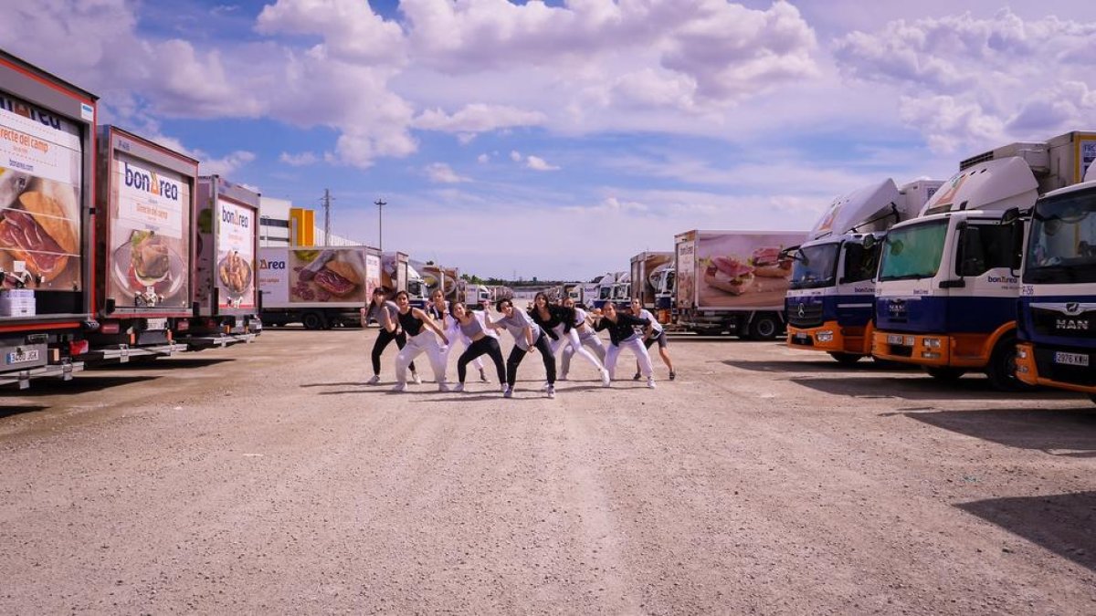 Una de les coreografies de l’Escola de Dansa Montse Esteve, a l’aparcament de bonÀrea.