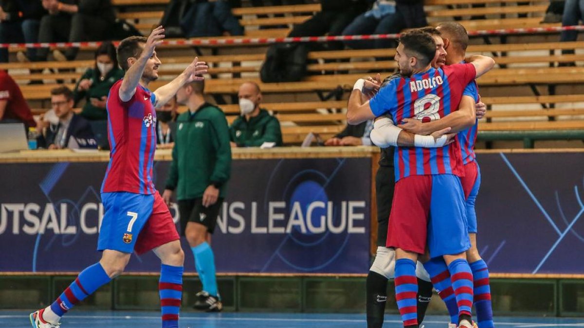 Jugadors del Barça celebren un dels gols.