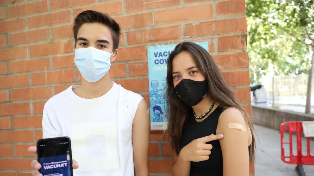 Dos adolescentes de 16 años que se vacunaron ayer en Lleida.