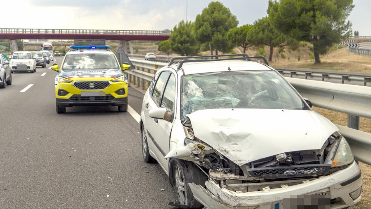 Un dels vehicles implicats en una de les col·lisions registrades ahir a l’autovia a Lleida.