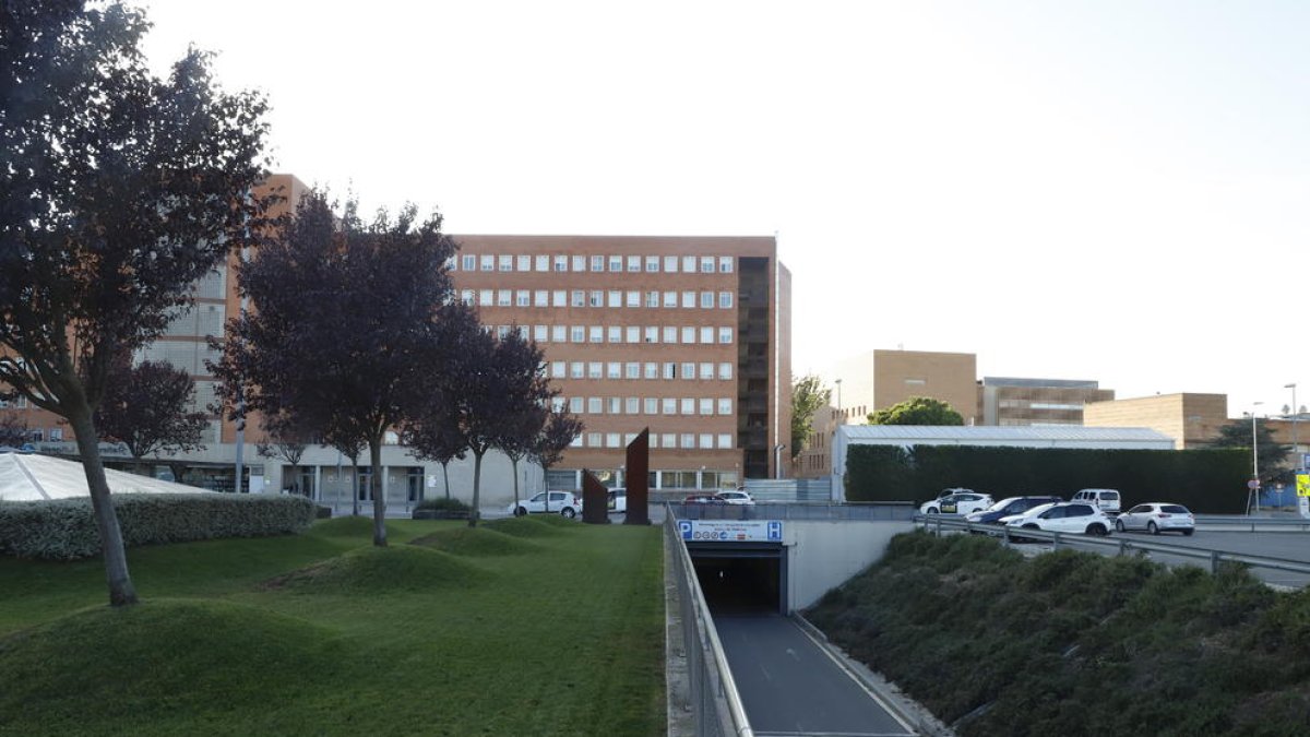 L’edifici ocuparà part de la plaça (esquerra) i el pàrquing per a empleats (dreta).