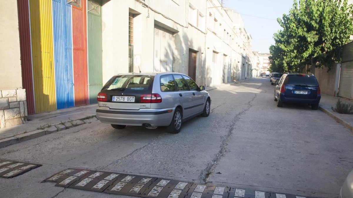 Les bandes instal·lades al carrer Roger de Llúria.