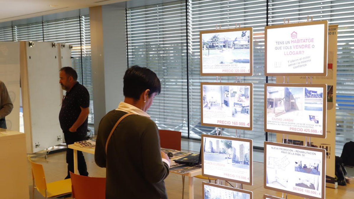 Una visitant observa les ofertes per diferents pisos d’obra nova, ahir al saló immobiliari.