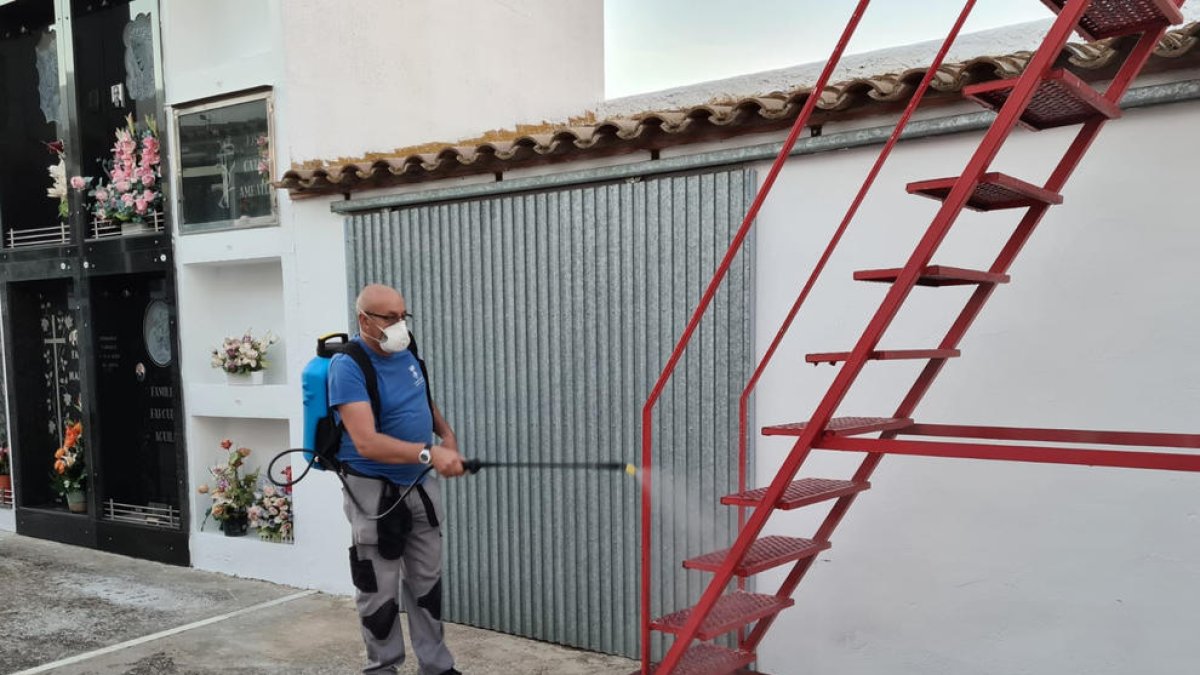 Desinfección del camposanto de Alpicat  -  En los últimos días varios operarios han desinfectado el cementerio municipal de Alpicat para dejarlo todo listo para recibir a sus visitantes este fin de semana en el marco de la festividad de Tots San ...