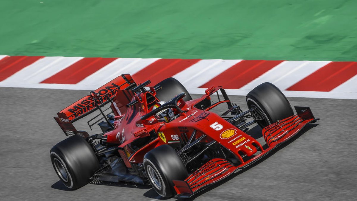 Sebastian Vettel ayer durante los test de Fórmula Uno en Montmeló.