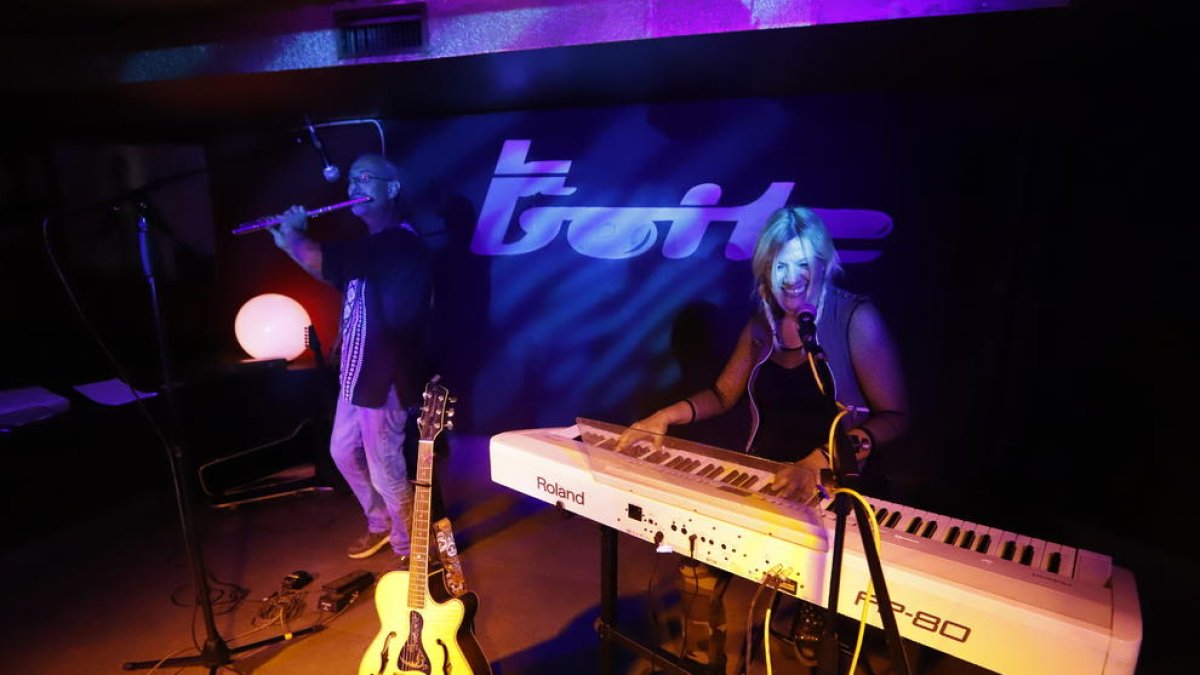 La leridana Dwayna, ayer en La Boîte junto al flautista Emilio Candelas grabando un concierto.