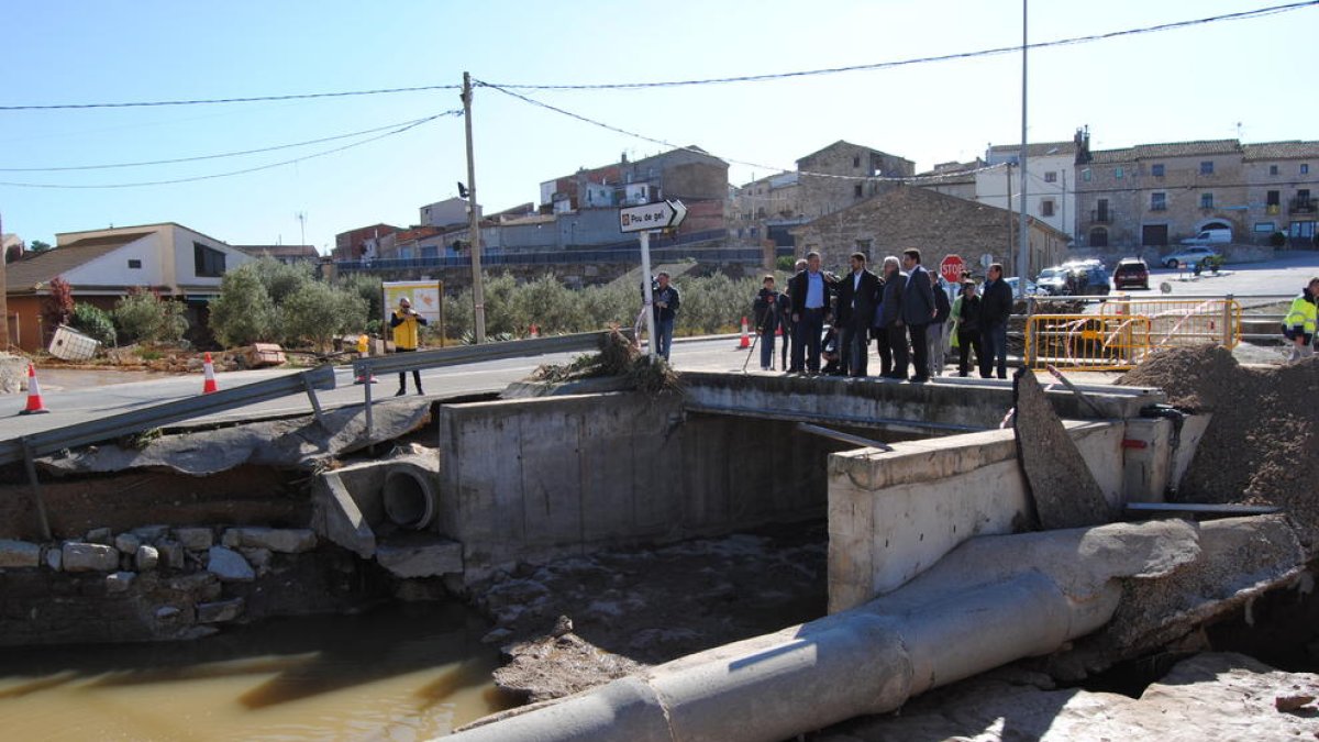 El conseller Calvet durant la visita a la Floresta acompanyat per l’alcalde Jaume Setó.