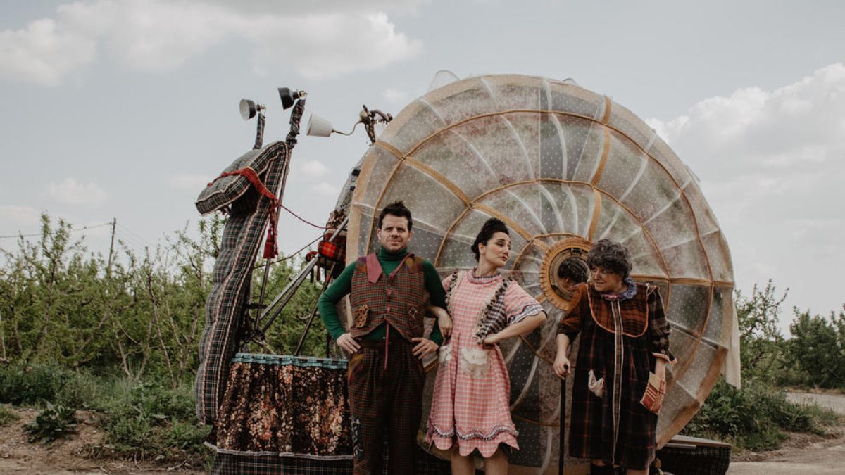 El Sidral, amb el caragol gegant protagonista de l’obra ‘Heliko’.